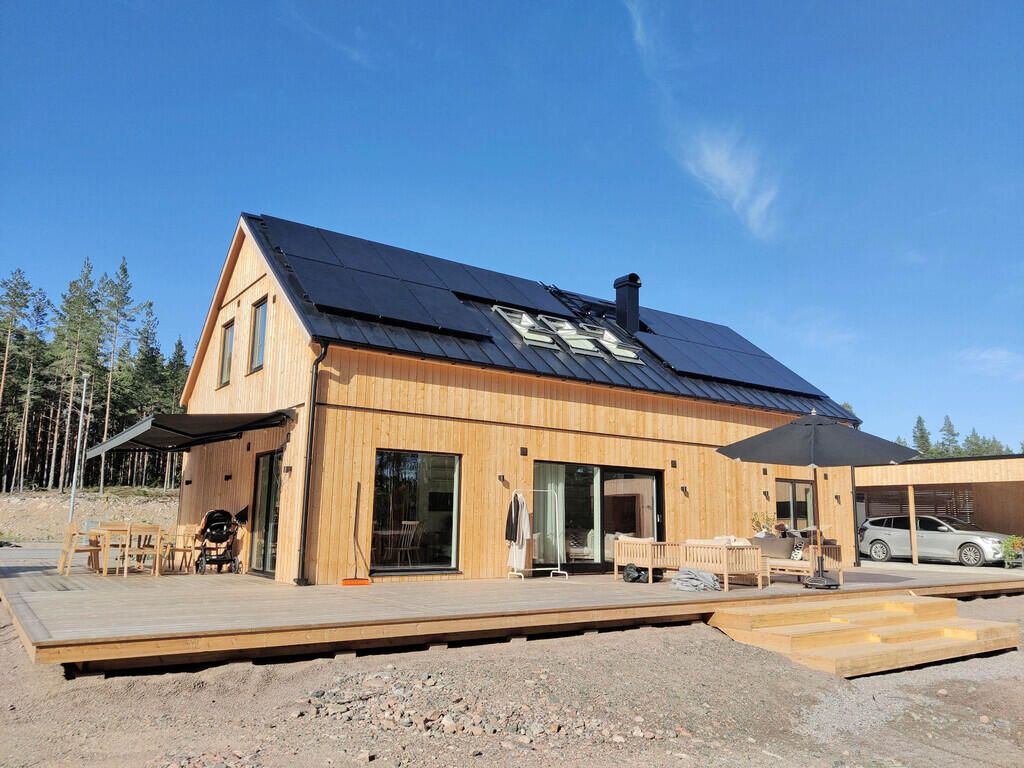 Vi monterar solceller på både nya och äldre hus.